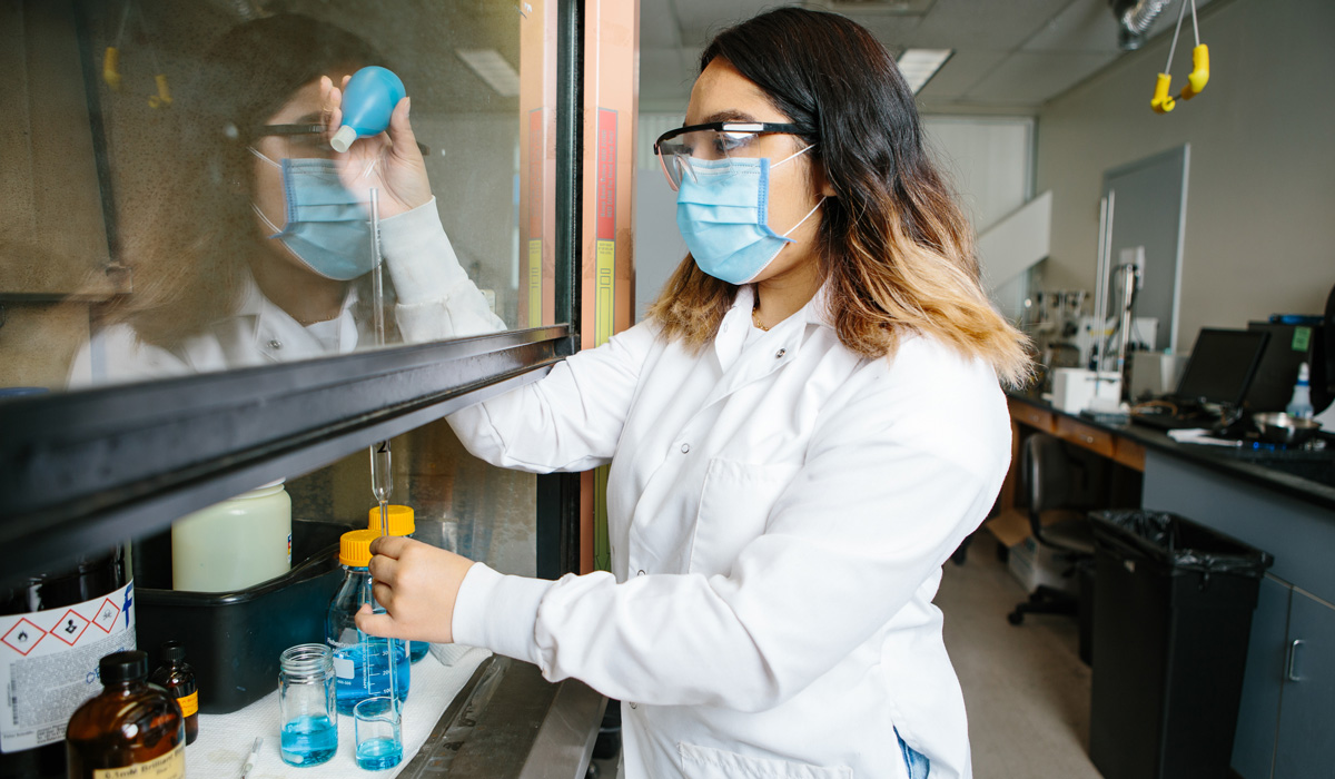 Student Linda Nguyen prepares samples to measure the known reaction of bleach and blue dye, in preparation for future study