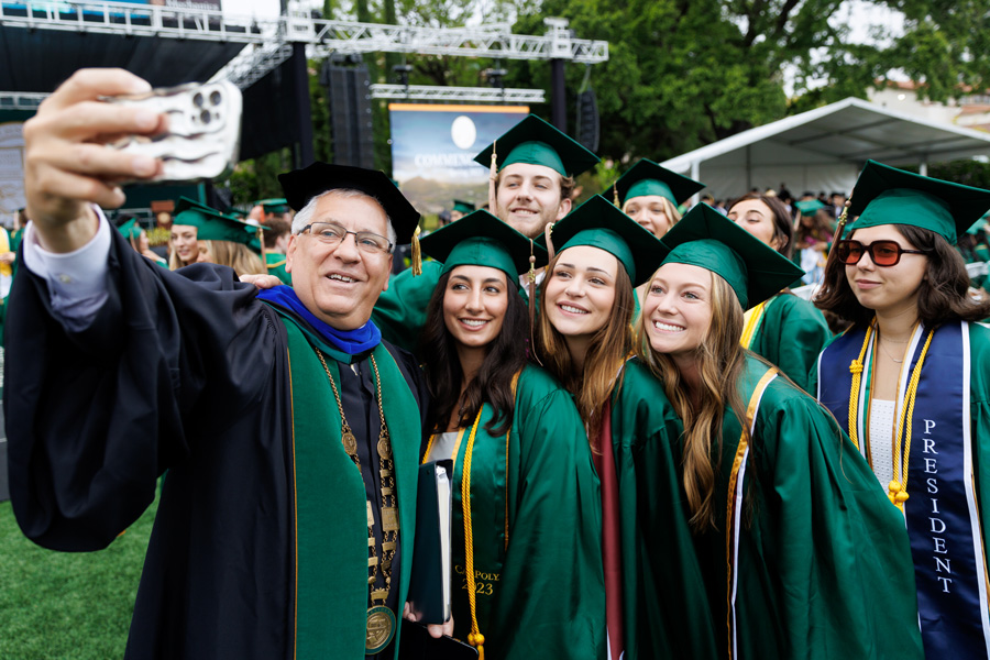 graduating students pose for a selfie with cal poly san luis obispo president jeffrey armstrong