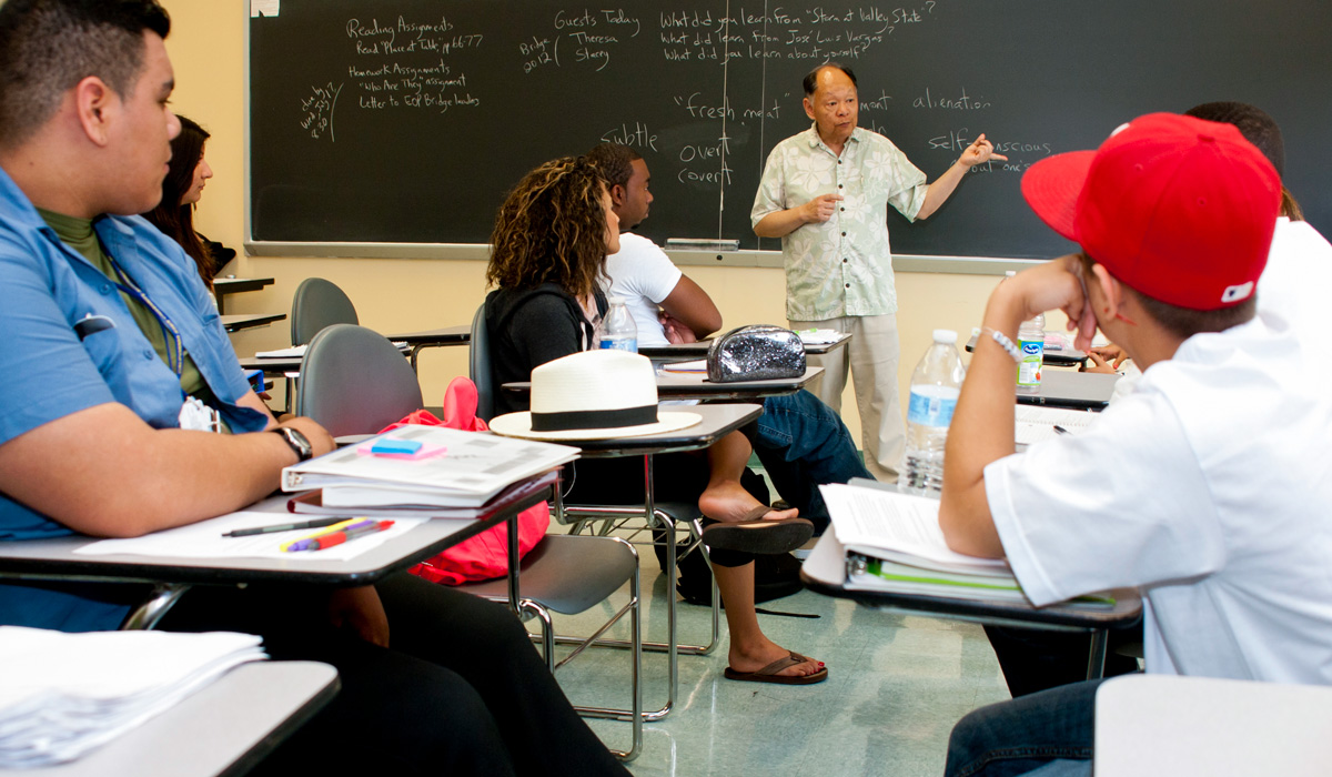 CSUN lecturere Glenn Omatsu leads Summer Bridge students in a discussion.